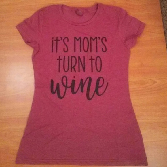 Tops - T-shirt Reads " It's Mom Time To Wine" Size Small